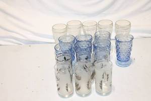 lot 257 image: Collection of 18 Vintage Drinking Glasses - Mixed Styles and Colors