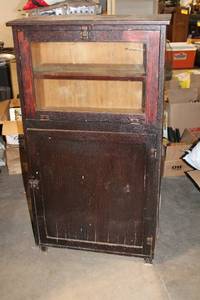 lot 275 image: Vintage Wooden Cabinet with Glass Doors and Shelves