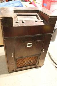 lot 276 image: Vintage Crosley Dual-Function Radio and Record Player Combination Unit