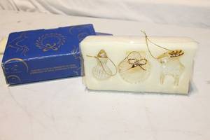 lot 283 image: AVON 2000 Glass Ornaments Set Snowman, Wreath, and Reindeer
