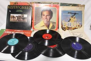 lot 318 image: Collection of Vintage Vinyl Records including Classical and Holiday Themes