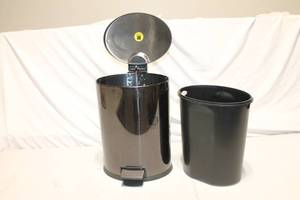 lot 322 image: Fingerprint-Resistant Black Trash Can with Inner Bucket