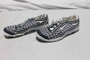 lot 352 image: Nike Womens Athletic Sneakers Size 8 - Black and Gray Pattern