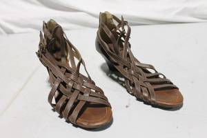 lot 354 image: Merona Womens Brown Wedge Sandals Size Unknown