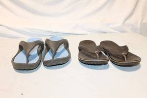 lot 356 image: Set of 2 Pairs of Crocs Flip Flops - Size 7 Women