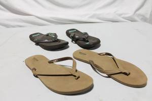 lot 357 image: Set of 2 Pairs of Reef Flip Flops - Black and Tan