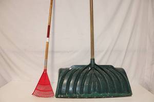 lot 362 image: Set of Garden Tools 1 Snow Shovel and 1 Scrub Rake