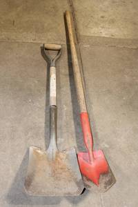 lot 368 image: Set of 2 Vintage Garden Shovels - Heavy Duty Metal Construction