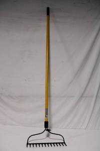 lot 369 image: HomePlus 14-Tine Garden Rake with Yellow Handle