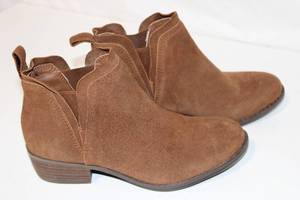 lot 389 image: Womens Skechers Brown Suede Ankle Booties - Size 7