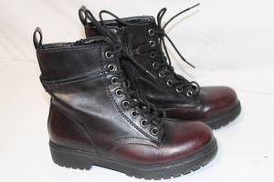 lot 395 image: Womens Size 7 Med Black and Burgundy Mid-Calf Boots