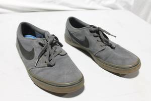 lot 399 image: Nike Mens Size 10 Gray Canvas Sneakers