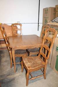 lot 131 image: Vintage Oak Dining Table with 4 Matching Chairs, 2 Leaves and Tabletop Protector Mat