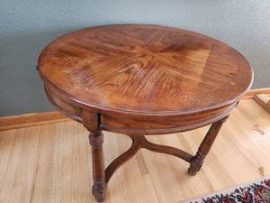lot 15 image: Vintage Oval Table