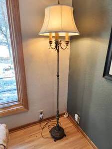 lot 18 image: Vintage Floor Lamp