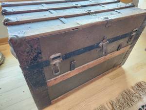 lot 19 image: Antique Trunk