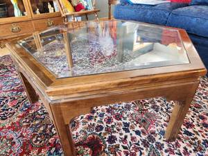 lot 22 image: Vintage Coffee Table