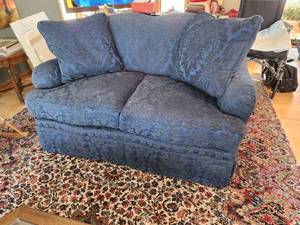 lot 23 image: Overstuffed Damask Setee