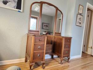 lot 43 image: Antique Vanity