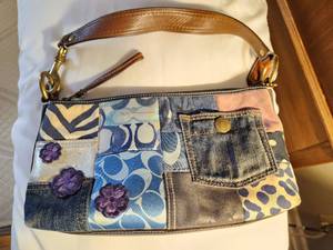 lot 48 image: Coach Purse