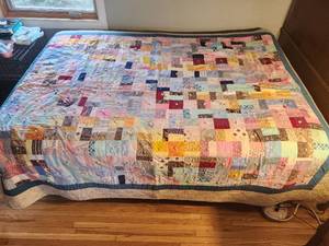 lot 51 image: Vintage Quilt