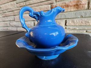 lot 78 image: Blue Vintage McCoy Pitcher Set