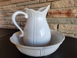 lot 79 image: White Vintage McCoy Pitcher Set