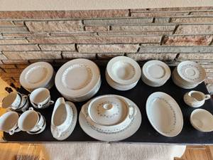 lot 94 image: 76 pcs Royal Doulton China Set