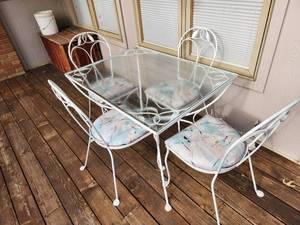 lot 98 image: Vintage Patio