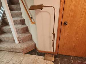 lot 106 image: Vintage Brass Reading Lamp