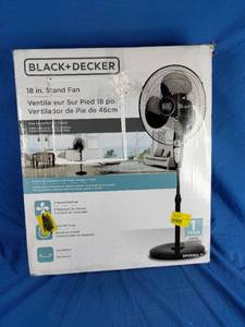 lot 217 image: BLACKDECKER 18 Pedestal Fan with Remote - Black