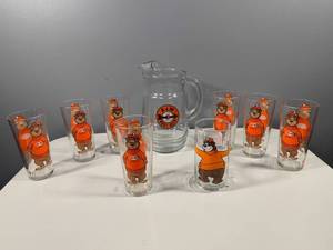 lot 11 image: Complete A&W Root Beer Glass Set with Pitcher - 8 Glasses and Pitcher