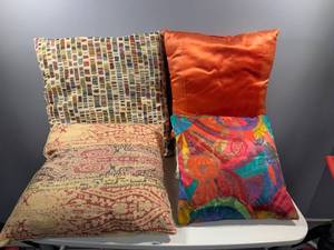 lot 33 image: Set of 4 Decorative Throw Pillows