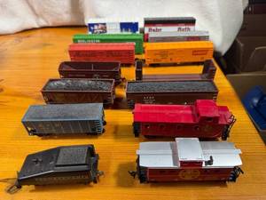 lot 77 image: Collection of 13 HO Guage Vintage Model Train Cars and Cabooses