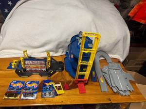 lot 89 image: Hot Wheels Garage Set with 3 New in Package Vehicles