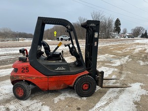 lot 2 image: Linde Forklift