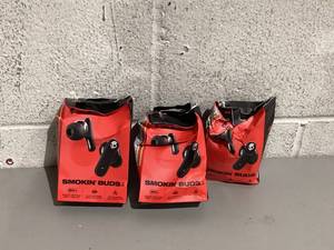 lot 490 image: LOT OF 3 Black Skullcandy Smoking Buds