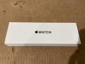 lot 14 image: Apple Watch SE (2nd Gen) GPS 40mm Smartwatch with Silver Aluminium Case MXEC3LLA
