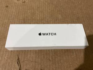 lot 17 image: Apple Watch SE (2nd Gen) GPS 40mm Smartwatch with Starlight Aluminium Case MXEF3LLA