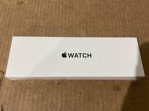 lot 23 image: Apple Watch SE (2nd Gen) GPS 40mm Smartwatch with Starlight Aluminium Case MXEF3LLA