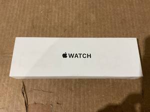 lot 26 image: Apple Watch SE (2nd Gen) GPS 40mm Smartwatch with Midnight Aluminium Case MXE73LLA