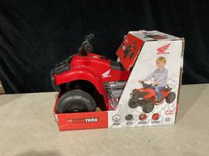 lot 415 image: Honda 6V FourTrax Ride on