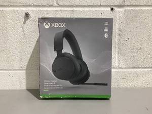 lot 561 image: Xbox Wireless Headset