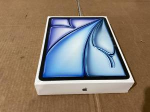 lot 6 image: iPad Air 13-inch (M2) Wi-Fi 128GB