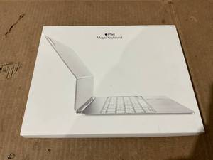 lot 7 image: Apple - Magic Keyboard for iPad Pro 13-inch (M4) - White