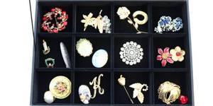 lot 15 image: Costume Jewelry Lot Vintage Pins Brooch Clip on Earrings