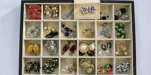 lot 20 image: Costume Jewelry Vintage & Modern Earrings Clip on Pierced Screw Back