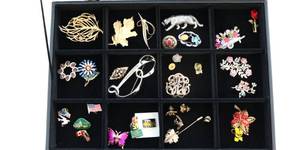 lot 22 image: Costume Jewelry Lot Vintage Pins Brooch