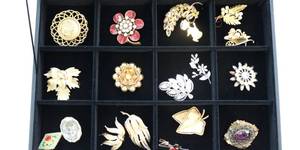 lot 23 image: Costume Jewelry Lot Pin Brooch Vintage & Modern