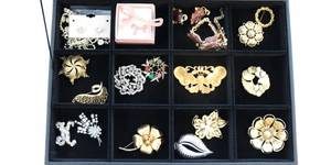lot 24 image: Costume Jewelry Lot Vintage & Moder Pin Brooch Earrings Necklace